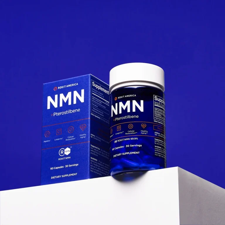 파란 배경 앞 흰 받침대 위의 로킷아메리카 NMN 프테로스틸벤 상자와 병